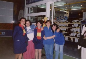 Trabajadores y Pupis en tienda Souvenirs de Expo'92.
