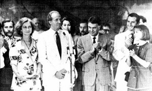 Su Majestades los Reyes de España y el Presidente Felipe González en Plaza América (Fotografía ABC).