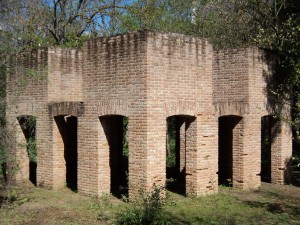 Obra situada en el jardín del Guadalquivir de Per Kirkeby.