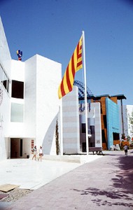 Bandera de Cataluña presidiendo el Pabellón.