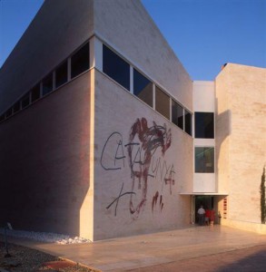 La pintura de Tàpies recibía a los visitantes en la entrada del pabellón.