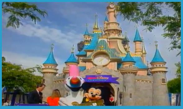 Curro y Mickey junto al Castillo Disney.